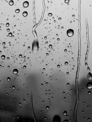 *l'eau coule comme les goutes tombent*